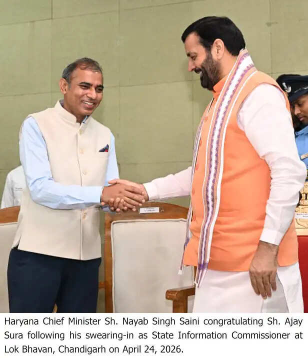 हरियाणा के राज्यपाल प्रो. असीम कुमार घोष ने अजय सूरा को राज्य सूचना आयुक्त के रूप में दिलाई शपथ