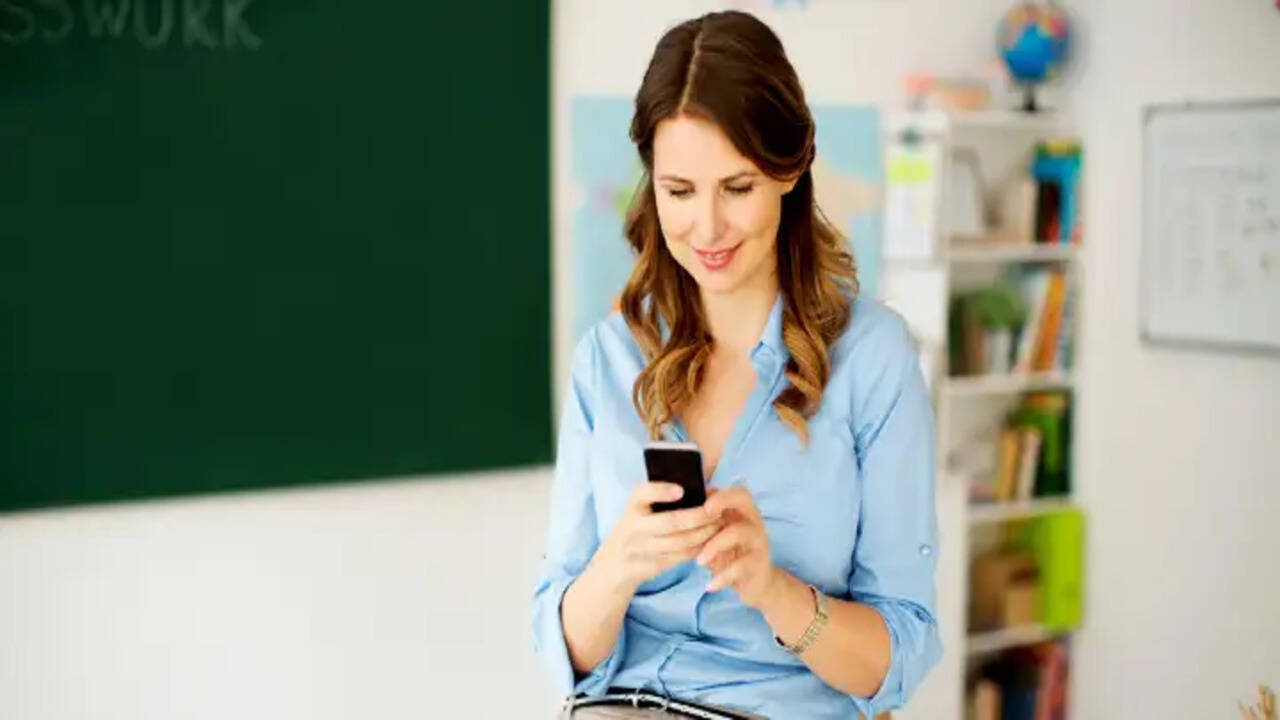 हरियाणा के सिरसा जिला में नगराधीश अजय कुमार ने बताया कि देशभर में जनगणना कार्य की प्रक्रिया प्रारंभ हो चुकी है और सिरसा जिला में भी इसकी तैयारियां पूरी कर ली गई हैं। जिले में हाउस लिस्टिंग एवं हाउसिंग सेंसस का कार्य एक मई से 30 मई तक किया जाएगा। इसके अतिरिक्त 16 अप्रैल से 30 अप्रैल तक स्व-जनगणना की सुविधा भी उपलब्ध रहेगी, जिसके तहत नागरिक स्वयं पोर्टल पर अपनी जानकारी अपलोड कर सकेंगे। नगराधीश सोमवार को स्थानीय लघु सचिवालय के सभागार में आयोजित पत्रकार वार्ता को संबोधित कर रहे थे।