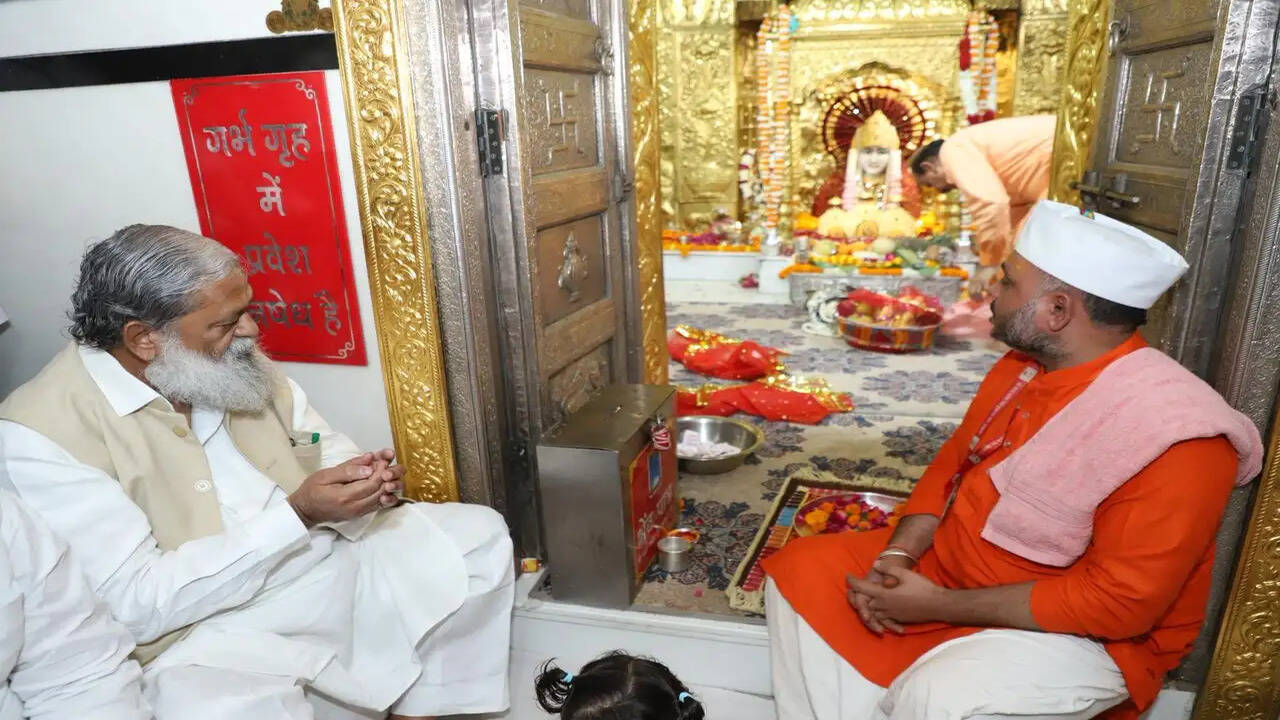 ऊर्जा मंत्री अनिल विज ने माता मनसा देवी मंदिर में सह-परिवार टेका माथा, प्रदेश की खुशहाली की कामना की