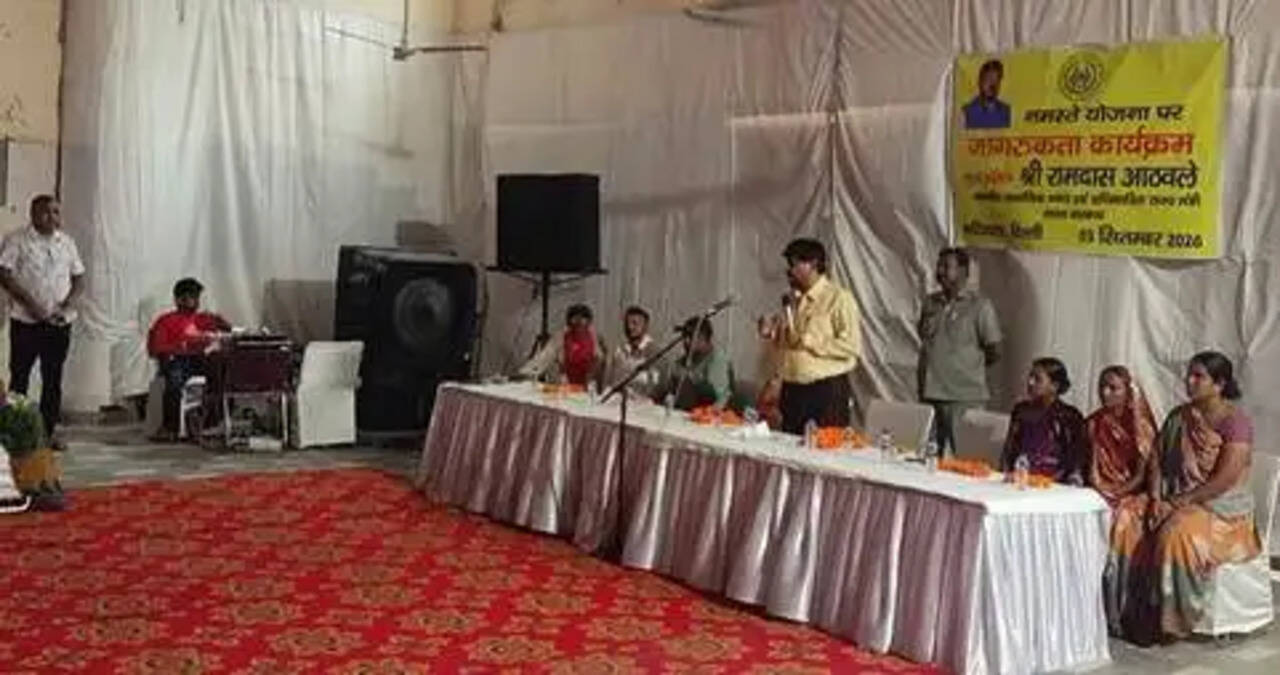 केन्&zwj;द्रीय मंत्री श्री रामदास अठावले ने एमसीडी के नजफगढ़ जोन में कचरा बीनने वाले श्रमिकों को &lsquo;नमस्ते&rsquo; कार्ड वितरित करने के कार्यक्रम का उद्घाटन किया