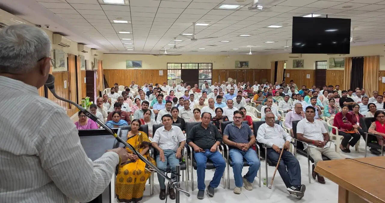 अधिकारी शिकायत पोर्टलों की लंबित शिकायतों का समयबद्ध करें निपटारा :- उपायुक्त सतबीर सिंह