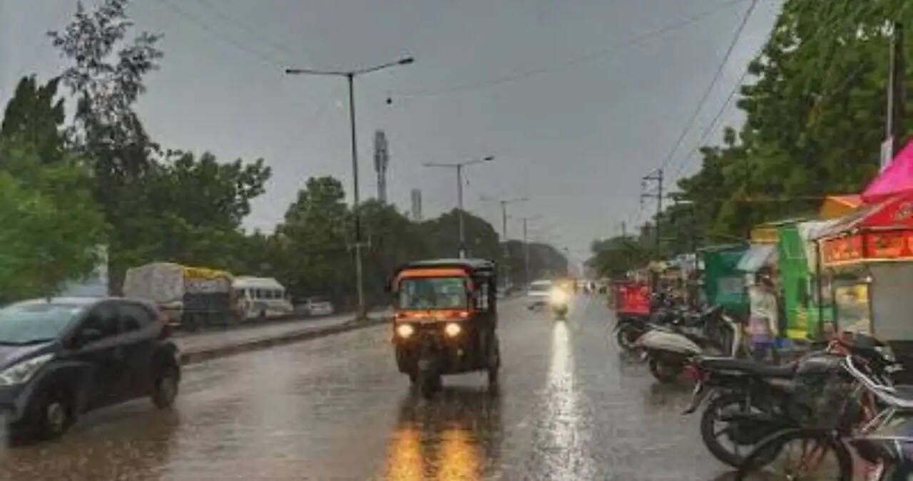 जालंधर-पठानकोट में बारिश, चंडीगढ़ में बादल छाए:पंजाब के 5 जिलों में अलर्ट, तापमान 0.1 डिग्री गिरा