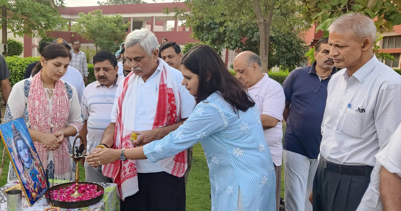 &nbsp;नियमित योगाभ्यास से व्यक्ति तनावमुक्त रहकर बेहतर जीवन जी सकता है :- मनीष कुमार ग्रोवर