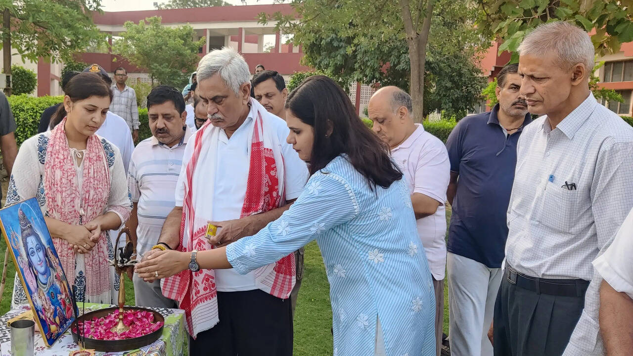 &nbsp;नियमित योगाभ्यास से व्यक्ति तनावमुक्त रहकर बेहतर जीवन जी सकता है :- मनीष कुमार ग्रोवर