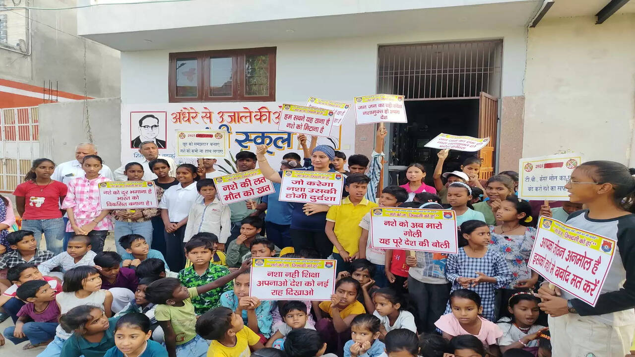 उपायुक्त सचिन गुप्ता के निर्देशानुसार नशा मुक्त भारत अभियान के तहत स्कूली बच्चों को दिलवाई गई शपथ