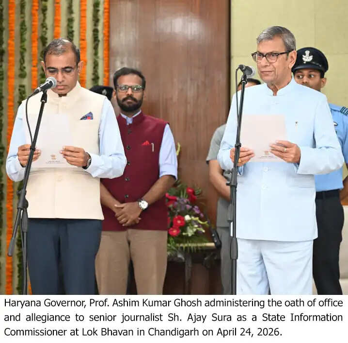हरियाणा के राज्यपाल प्रो. असीम कुमार घोष ने अजय सूरा को राज्य सूचना आयुक्त के रूप में दिलाई शपथ
