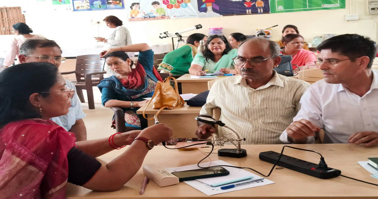 &nbsp;*जिला के दस सरकारी स्कूलों में नवाचार की नई शुरुआत: अटल टिंकरिंग लैब प्रशिक्षण कार्यक्रम का समापन*