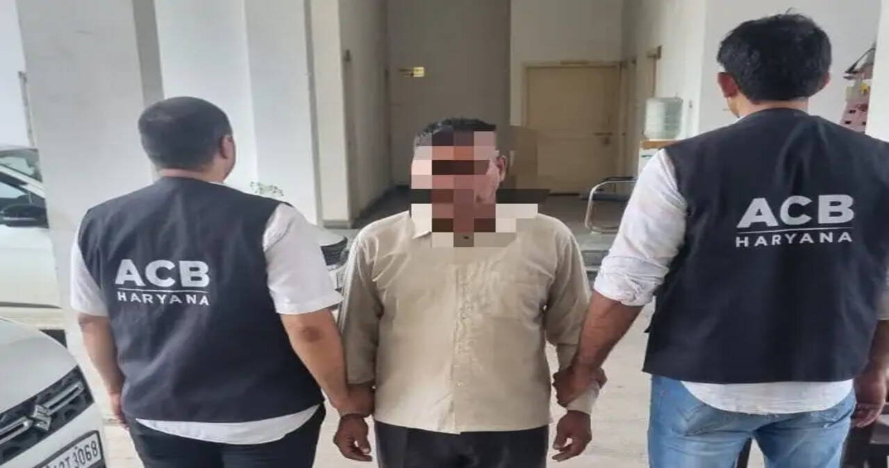 चंडीगढ़/रोहतक, 04 अगस्त। राज्य सतर्कता एवं भ्रष्टाचार निरोधक ब्यूरो (एसीबी), रोहतक ने भ्रष्टाचार के विरुद्ध बड़ी कार्रवाई करते हुए अग्निशमन कार्यालय एच एसआई आई डी सी सेक्टर 17 बहादुरगढ़ में कार्यरत फायरमैन श्री भगवान को 3,000 रुपये की रिश्वत लेते हुए रंगे हाथ गिरफ्तार किया है। आरोपी के विरुद्ध थाना राज्य सतर्कता एवं भ्रष्टाचार निरोधक ब्यूरो, रोहतक में अभियोग संख्या 23, दिनांक 04.08.2026 के तहत भ्रष्टाचार निवारण अधिनियम, 1988 की धारा 7 के अंतर्गत मामला दर्ज किया गया है।