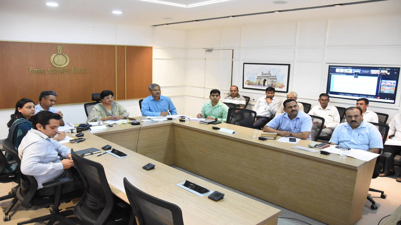 &nbsp;लंबित राजस्व कार्यों के त्वरित निपटान के लिए समीक्षा बैठक आयोजित