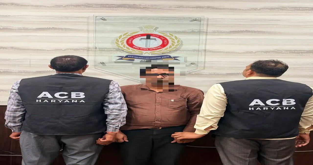 *फरीदाबाद में ₹30 हजार की रिश्वत लेते एचवीपीएनएल का एक्सईएन दीपक विजिलेंस टीम द्वारा रंगे हाथ गिरफ्तार*