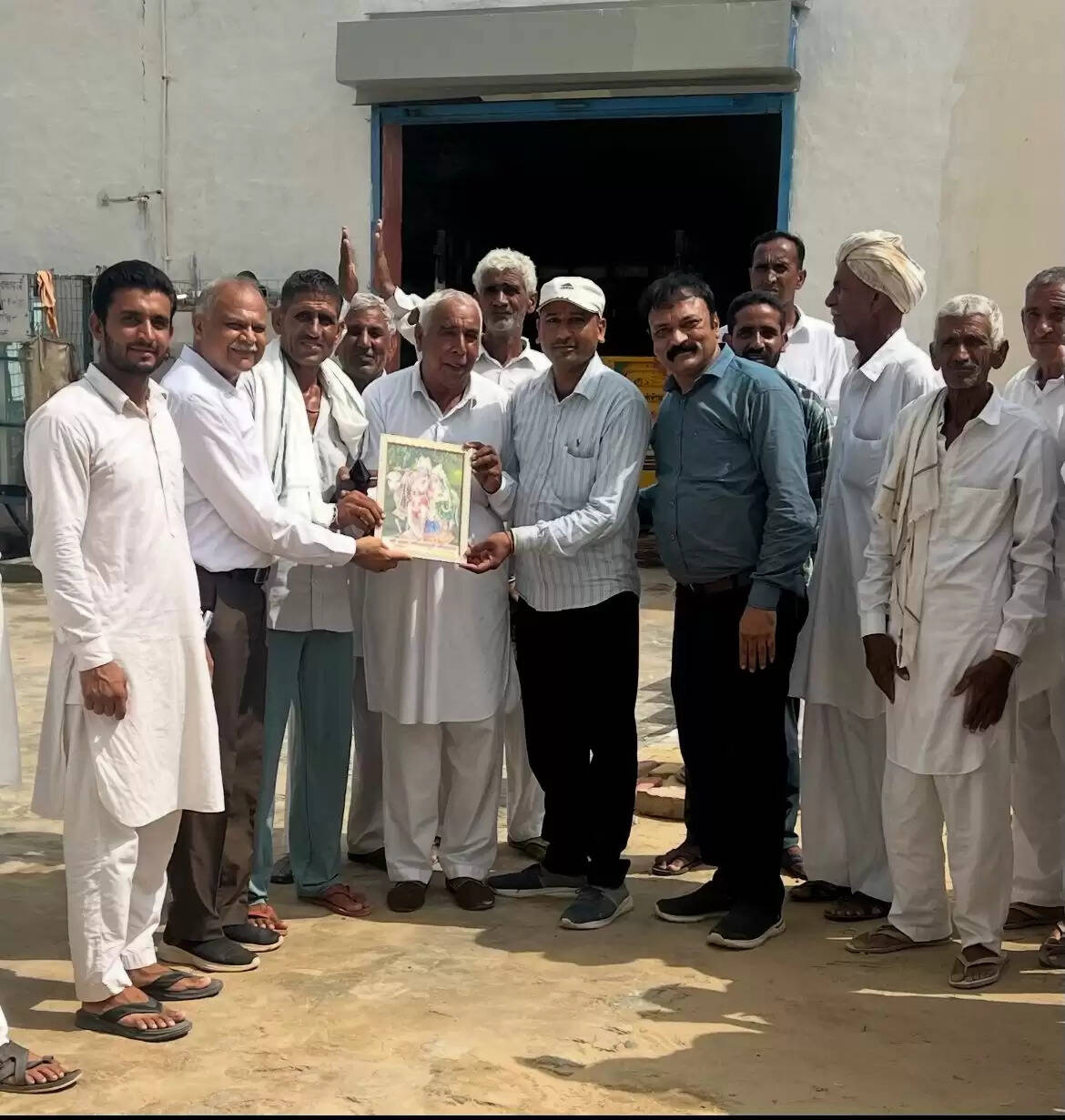 Jaidev Sahdev Charitable Trust in Chowpata donated two lakh rupees to Jodkian Gaushala