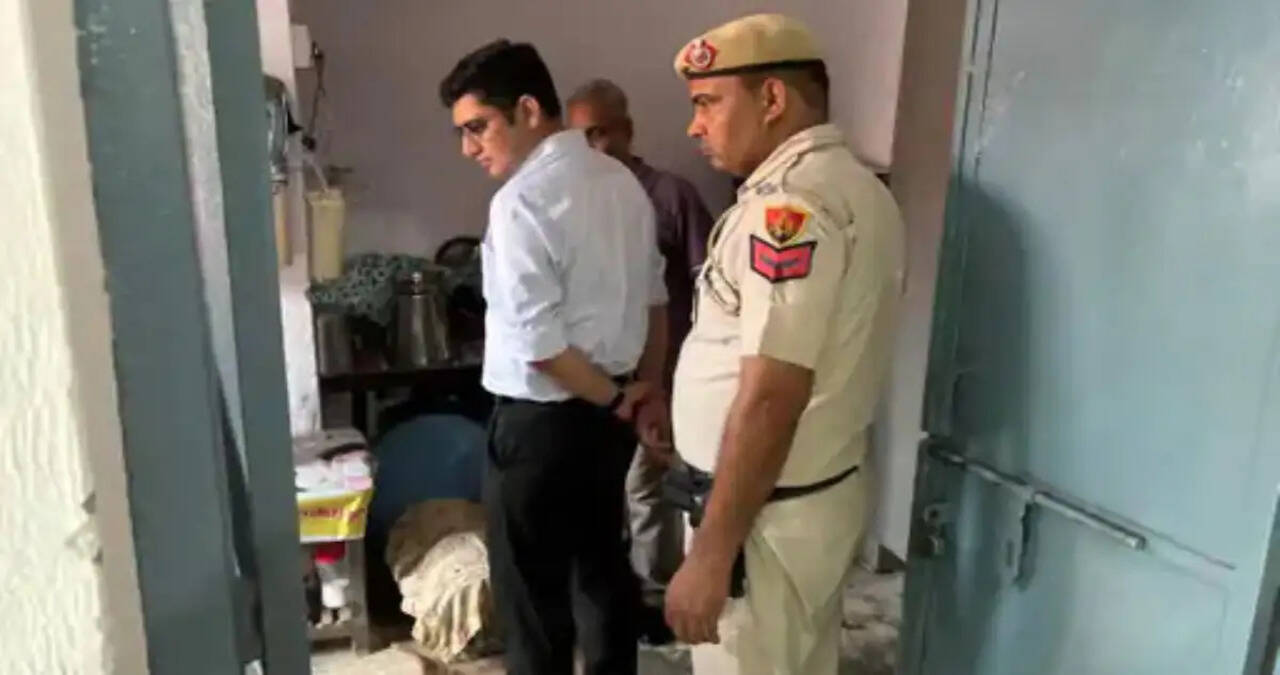 गोहाना SDM ने राजकीय स्कूल का किया निरीक्षण:मिड-डे मील खाकर परखी गुणवत्ता, बच्चों से सवाल पूछकर जाना पढ़ाई का लेवल