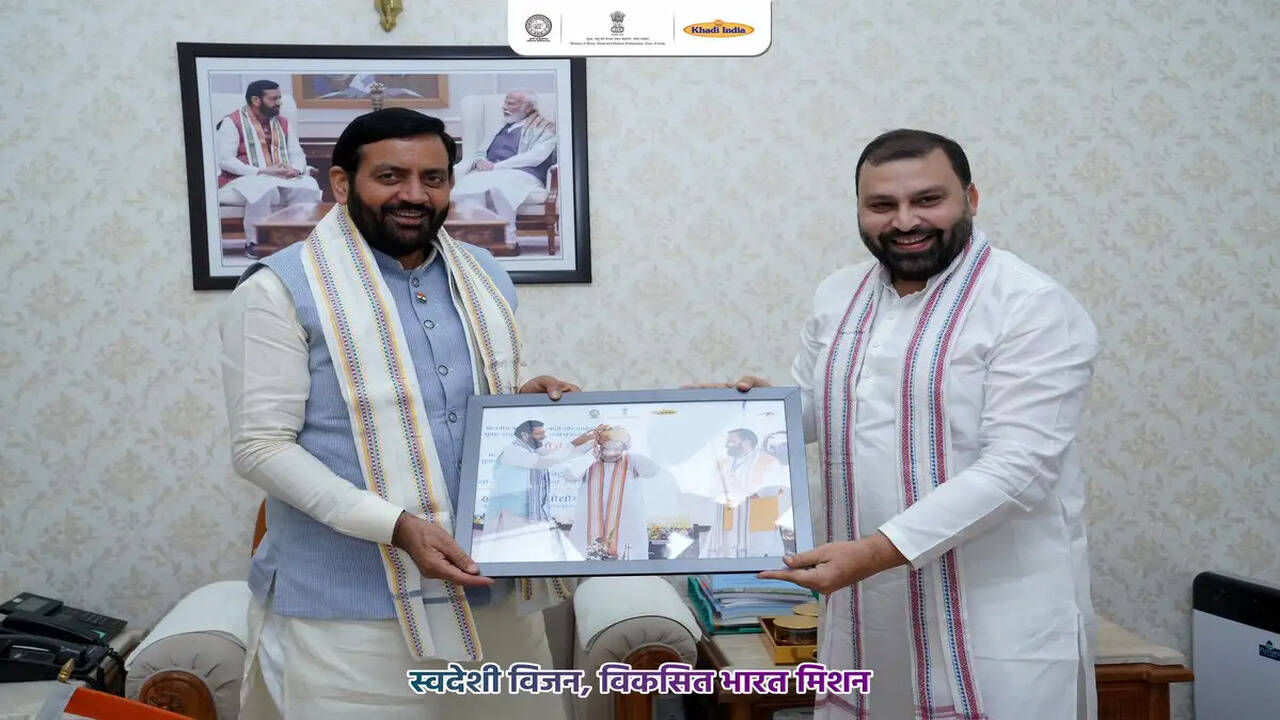 खादी एवं ग्रामोद्योग का कुल कारोबार वर्ष 2014 के 31 हजार करोड़ रुपये से आज बढ़कर हुआ 1 लाख 87 हजार करोड़