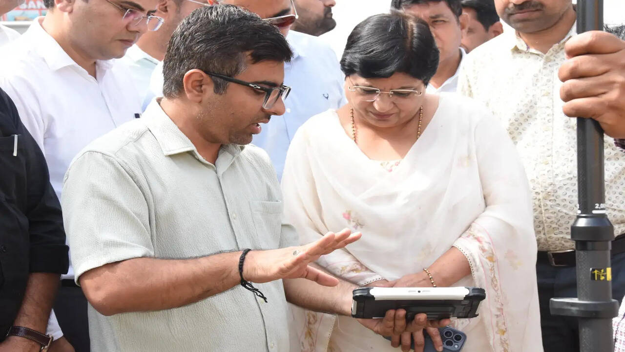 रोवर पैमाइश से राजस्व कार्यों में आएगी पारदर्शिता व गति : मंडलायुक्त गीता भारती