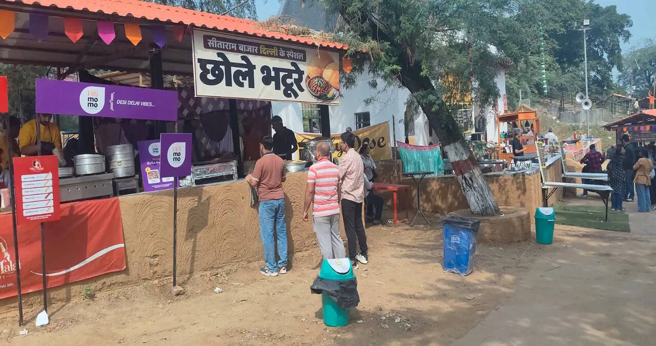 मक्के की रोटी, सरसों का साग, डोसा और छोले-भटूरे सहित चटपटे व्यंजनों का पर्यटक उठा रहे लुत्फ