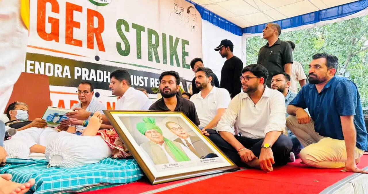 जेजेपी ने चौ. देवीलाल और भीमराव अंबेडकर की तस्वीर व ग्रंथ भेंट करके सोनम वांगचुक का बढ़ाया हौसला&nbsp;