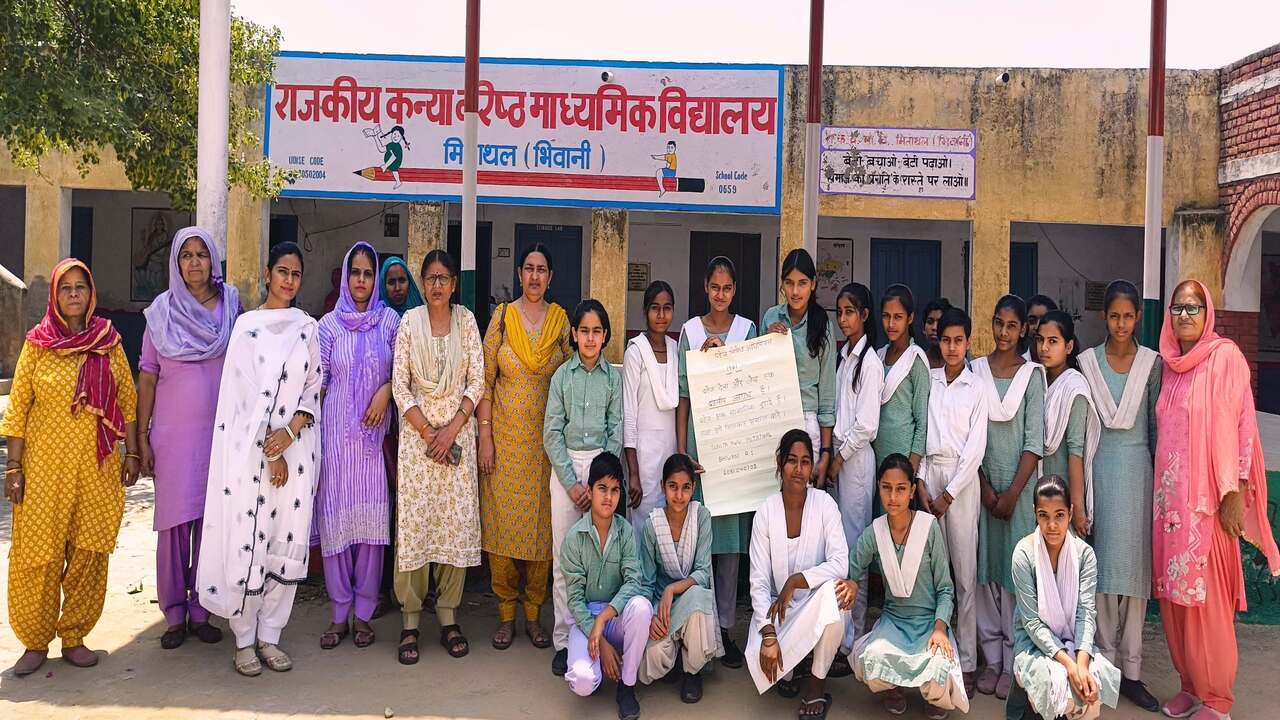 गांव मिताथल व लोहानी में महिलाओं और छात्राओं को किया दहेज प्रथा मिटाने के लिए जागरूक