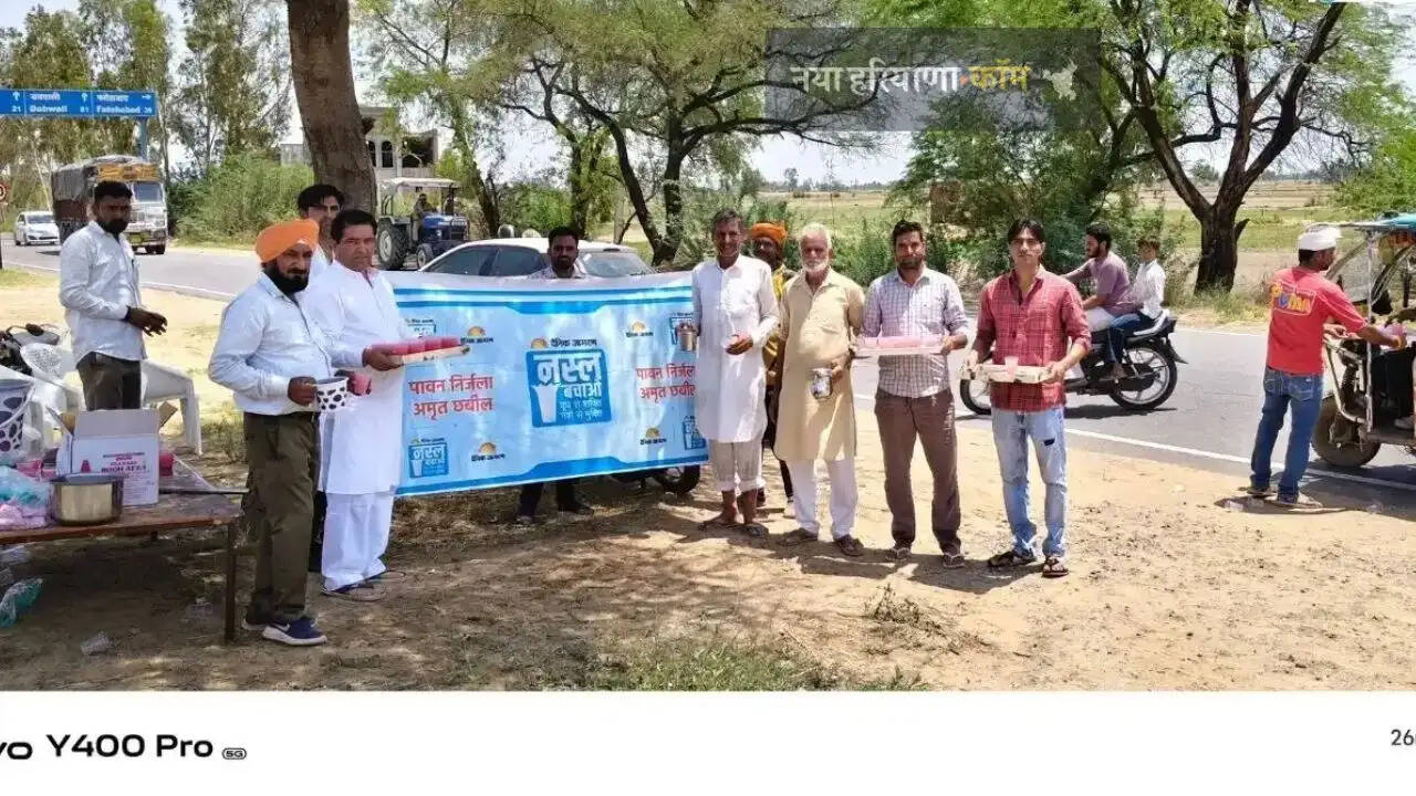 समाजसेवी रघुबीर कड़वासरा के प्रयासों से भादरा रोड पर पावन निर्जला पर अमृत छबील लगाकर पिलाया मीठा शर्बत दूध