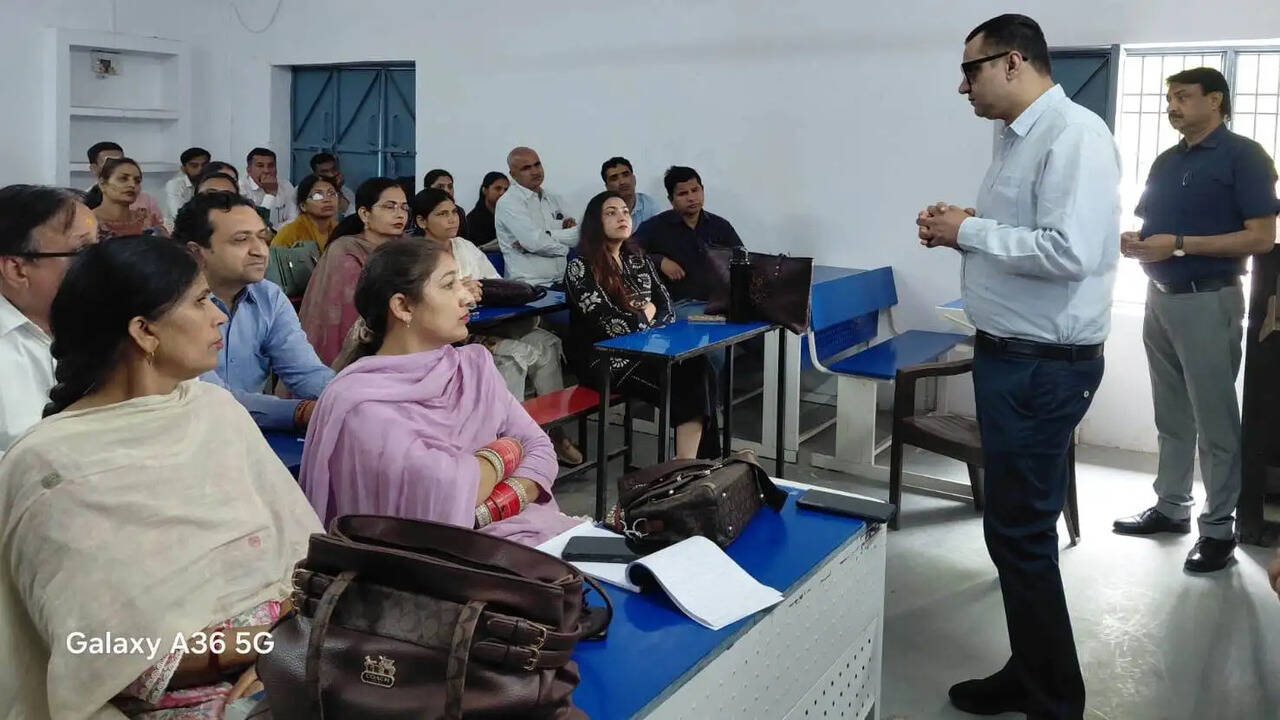 अधिकारी व कर्मचारी जनगणना प्रक्रिया का बारीकी से लें प्रशिक्षण : नगराधीश अजय सिंह