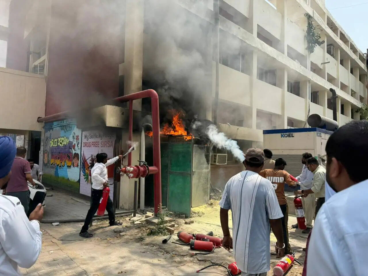 Sirsa News : सिरसा के नागरिक अस्पताल में लगी भीषण आग, फायर ब्रिगेड ने पाया काबू&nbsp;