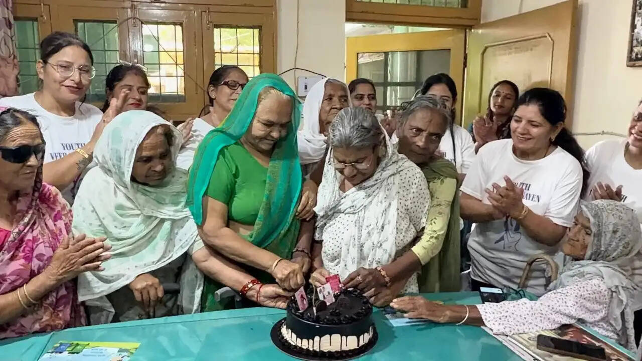 वृद्धाश्रम में मनाया मदर्स डे, 'यूथ वीरांगना' संस्था के सदस्यों की सराहनीय पहल