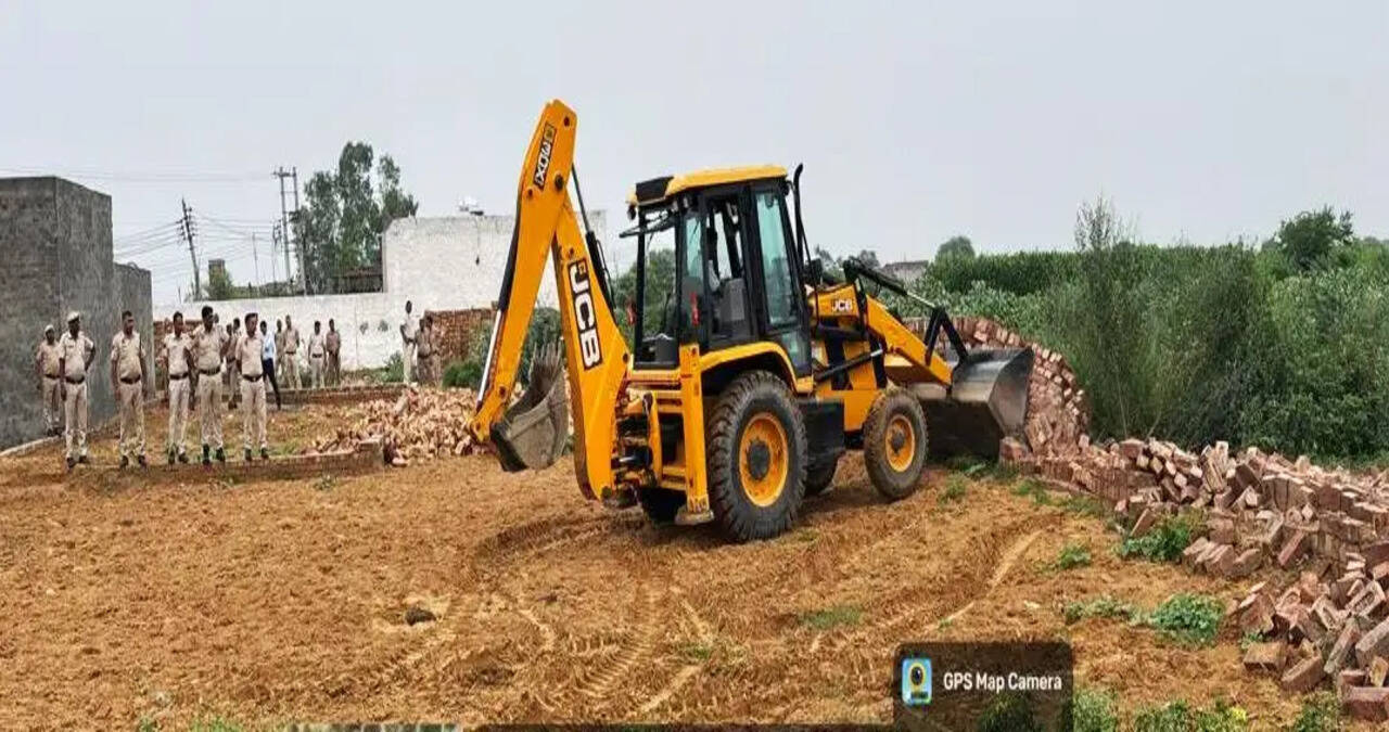 Bhiwani News: हरियाणा के भिवानी में अवैध कॉलोनी पर एक्शन,&nbsp;बुलडोजर ने 24 डीपीसी और 7 निर्माण किए ध्वस्त