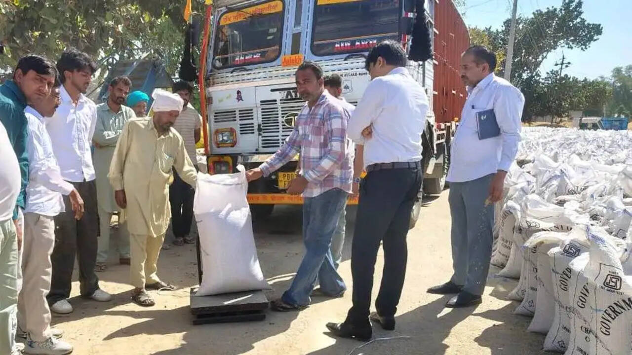 एडीसी ने देसूजोधा खरीद केंद्र का किया निरीक्षण, फसल खरीद प्रक्रिया व लिफ्टिंग तथा सुविधाओं का लिया जायजा