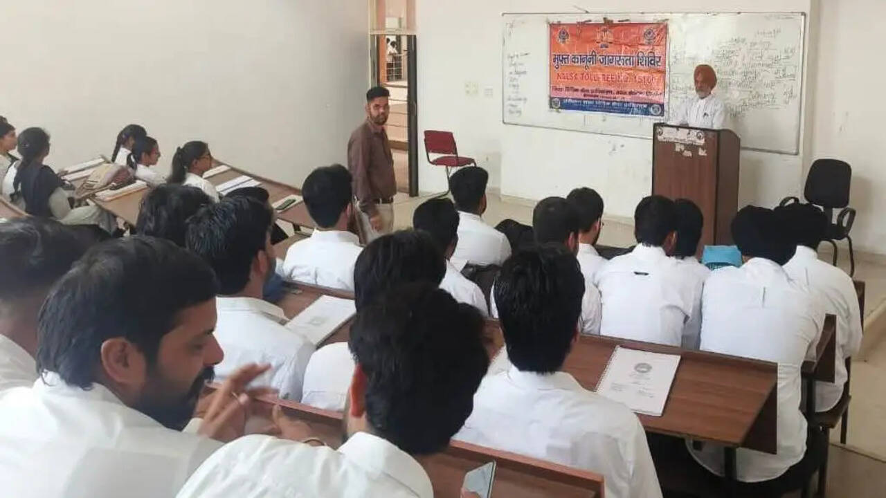 नेशनल टेक्नोलॉजी डे पर कानूनी जागरूकता कार्यक्रम आयोजित