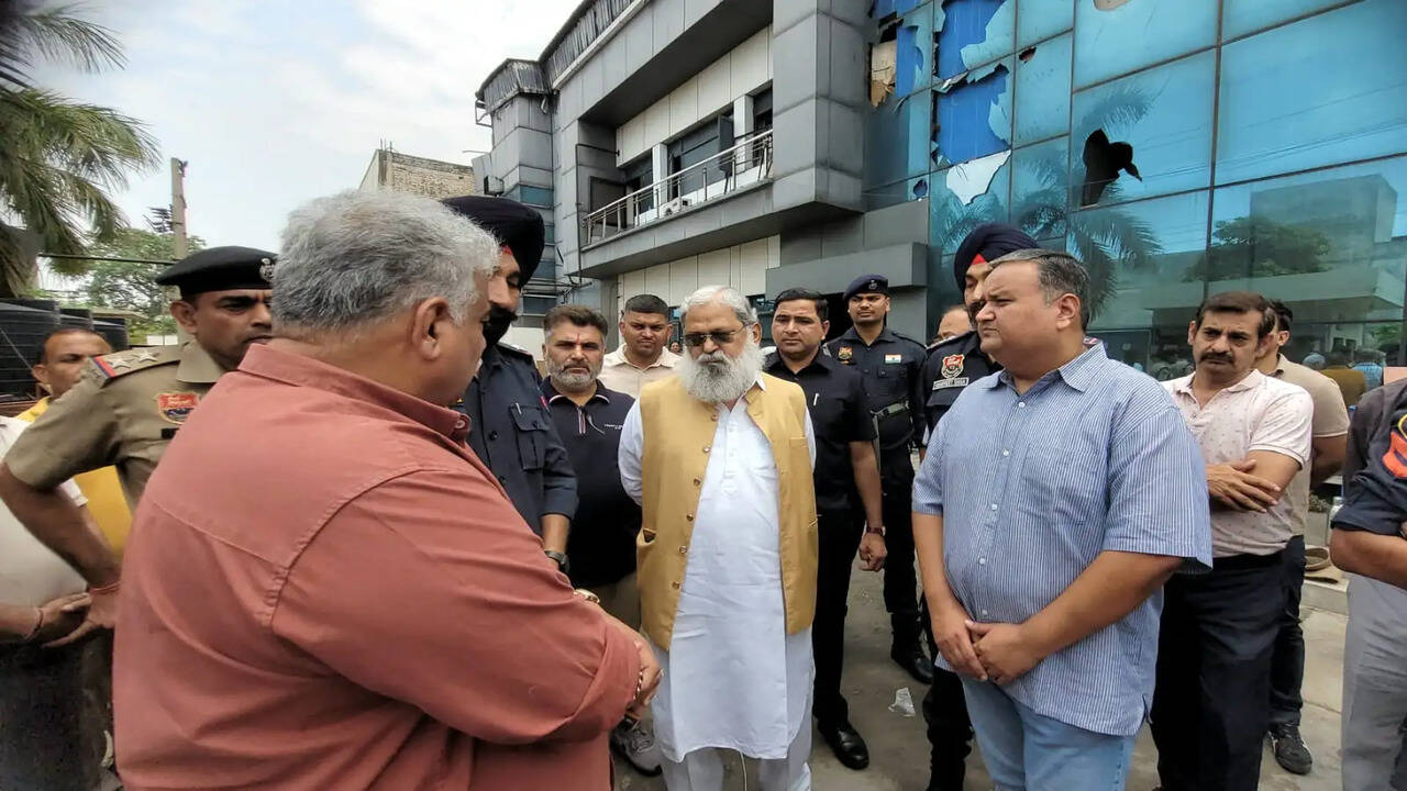 &nbsp;&nbsp;इंडस्ट्रियल सेंटर में गत दिवस ग्लावेयर फैक्टरी में आगजनी की घटना का जायजा लेने पहुंचे मंत्री अनिल विज