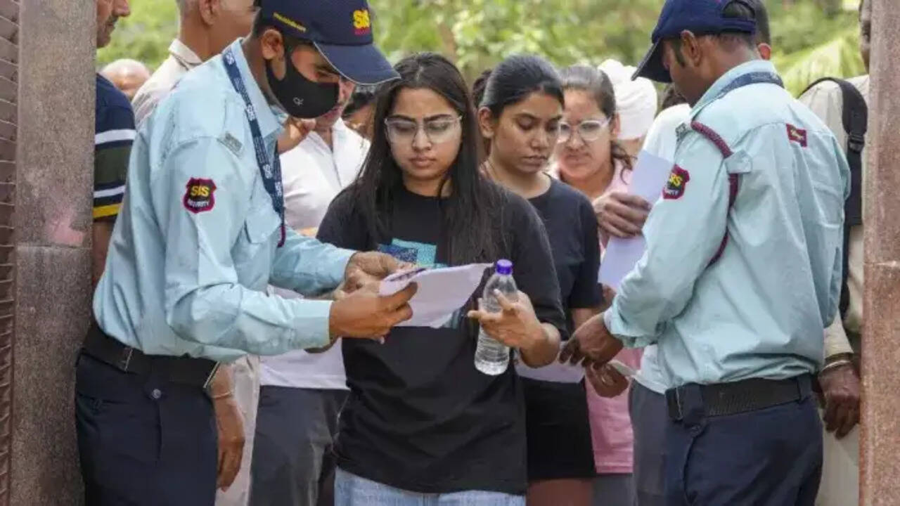 मुख्य सचिव ने की एचसीएस और नीट परीक्षाओं की तैयारियों की समीक्षा