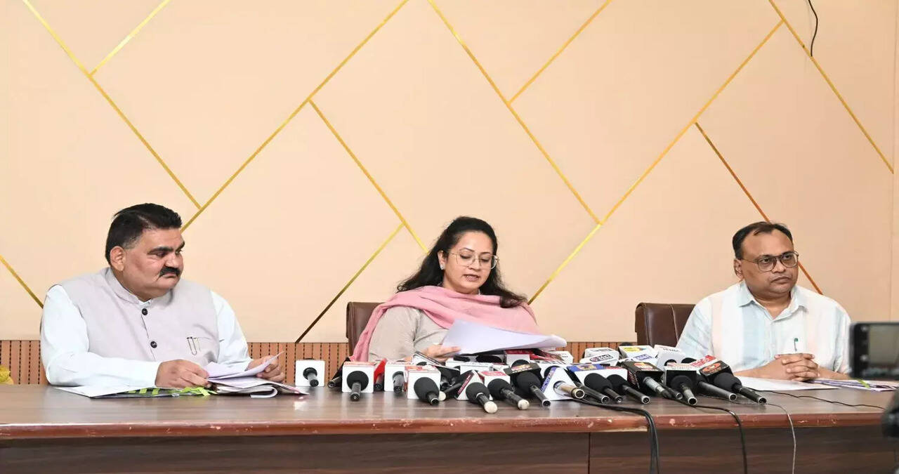  Health Minister Arti Singh Rao