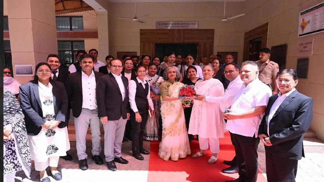 रोहतकः अंबेडकर जयंती के उपलक्ष्य में बार सभागार में लगाया गया रक्तदान शिविर