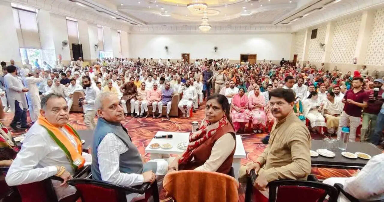 &nbsp;नेहरू ने सत्ता के लिए देश बांटा, इंदिरा ने कुर्सी बचाने के लिए लोकतंत्र कुचला : डा. अर्चना गुप्ता