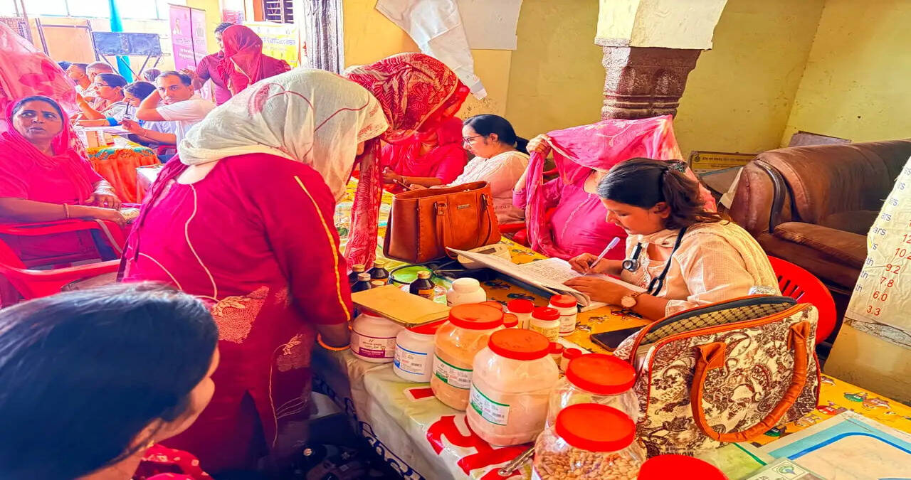 आयुर्वेद और योग से ग्रामीणों को स्वस्थ जीवनशैली अपनाने का दिया संदेश