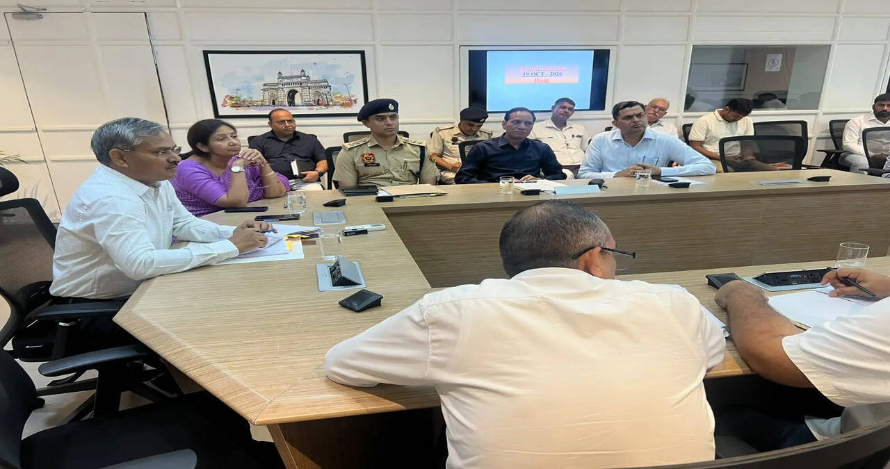 हॉटस्पॉट क्षेत्रों और शिक्षण संस्थानों के आसपास चलाएं विशेष चेकिंग अभियान : उपायुक्त महेंद्र पाल