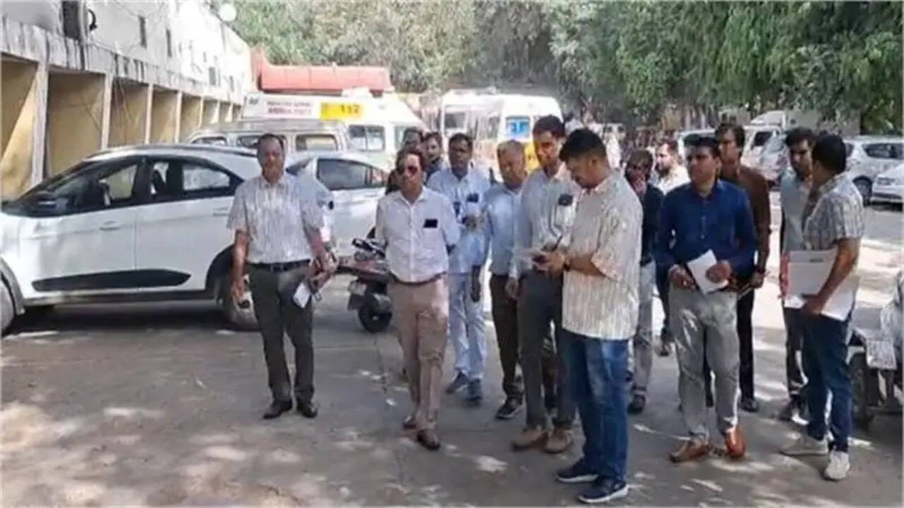 रेवाड़ी नागरिक अस्पताल में बदहाल स्वास्थ्य व्यवस्था को देख भड़के NHM, अस्पताल प्रशासन को लगाई जमकर फटकार