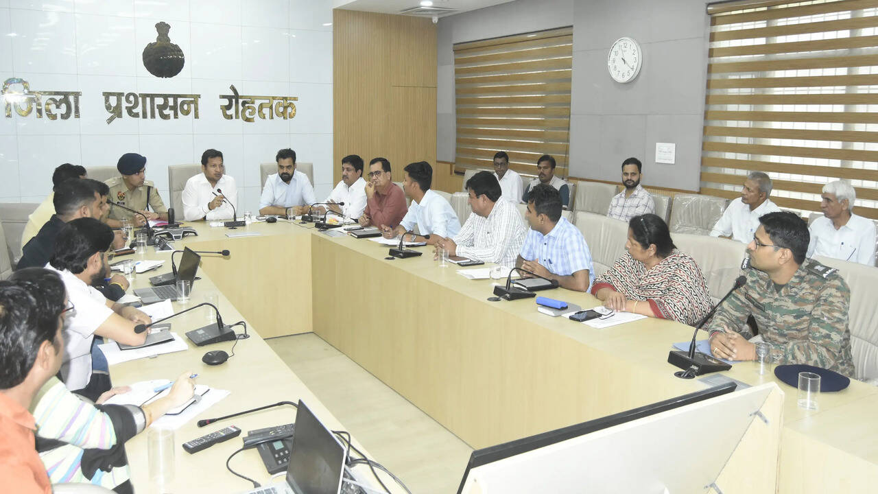 अधिकारी समाधान शिविरों की वर्ष 2024-25 की लंबित शिकायतों का तुरंत करें निपटारा :- उपायुक्त सचिन गुप्ता