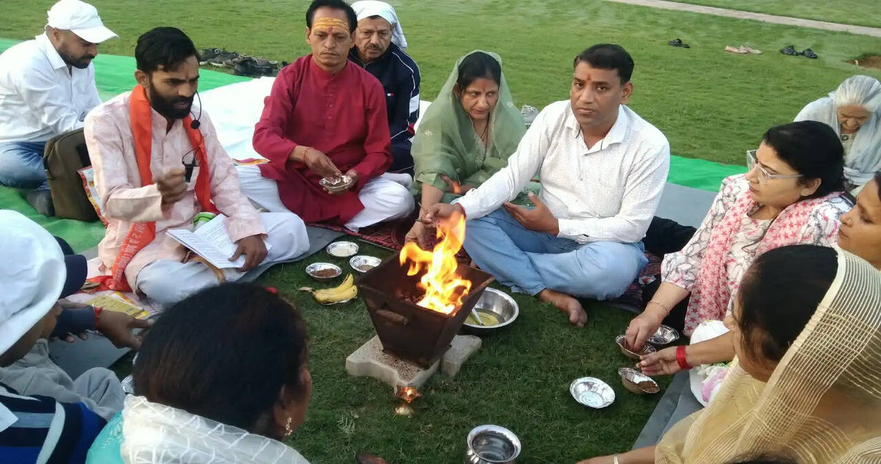 श्रीमत सिटी सेंटर के पार्क में महात्मा बुद्ध योग संस्था ने किया हवन, विश्व शांति की कामना