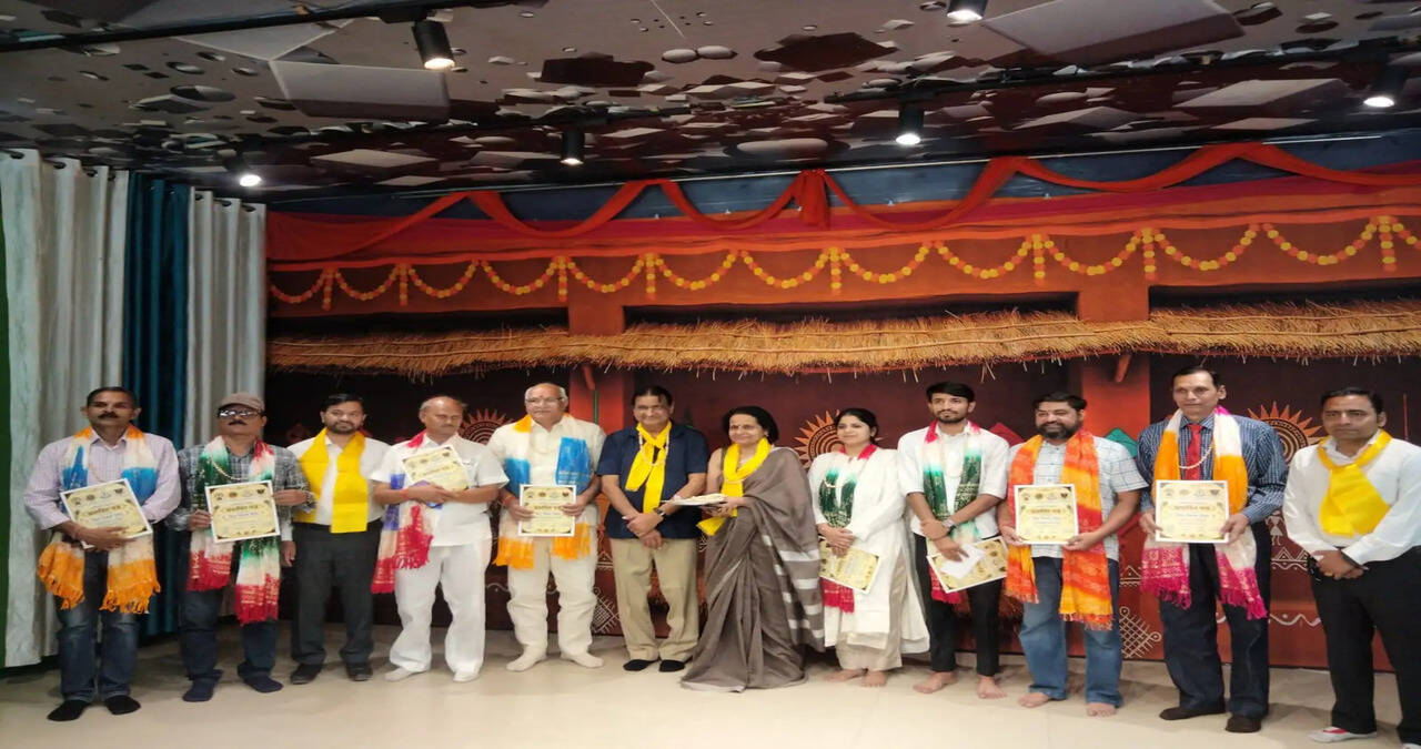 विश्व शिक्षक दिवस पर गुरुजनों का भव्य सम्मान