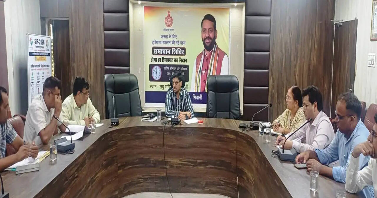 जिला स्तरीय समीक्षा बैठक में एडीसी दीपक बाबू लाल करवा ने &4 परियोजनाओं पर की समीक्षा
