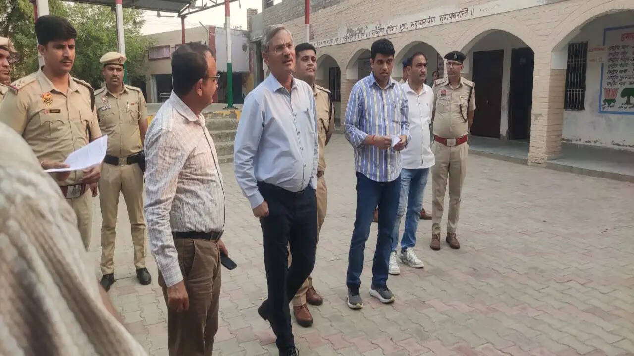 उकलाना नगरपालिका व पंचायत चुनावों के मद्देनजर उपायुक्त महेंद्र पाल ने मतदान केंद्रों का किया निरीक्षण, शांतिपूर्ण एवं निष्पक्ष मतदान के लिए दिए आवश्यक दिशा-निर्देश
