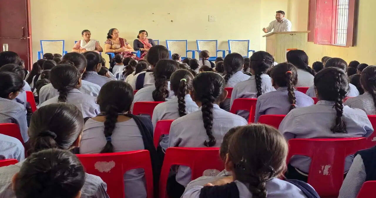 &nbsp;व्यावसायिक मार्गदर्शन सप्ताह कार्यक्रम के तहत विद्यार्थियों को कैरियर निर्माण के दिए टिप्स