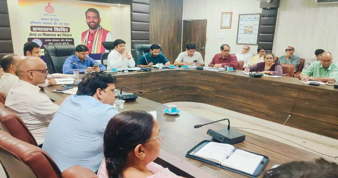 शिकायतों के समाधान को मिल रही प्राथमिकता, डिप्टी सीईओ रविंद्र दलाल ने कॉन्फ्रेंस हॉल में सुनीं समस्याएं
