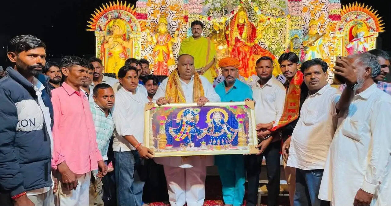 सिरसा।  गांव चौबुर्जा में समस्त ग्रामवासियों व सरपंच सुनील के नेतृत्व में शीतला माता की मूर्ति स्थापना एवं विशाल भंडारे का अत्यंत श्रद्धा और धूमधाम के साथ आयोजन किया गया। इस पावन अवसर पर मुख्य अतिथि के रूप में पहुंचे हारे का सहारा चैरिटेबल ट्रस्ट के प्रधान मनीष सिंगला ने शीतला माता की पावन ज्योत प्रज्वलित कर धार्मिक अनुष्ठान का शुभारंभ किया और क्षेत्र की सुख-समृद्धि की कामना की। यहां पहुंचने पर सरपंच सुनील, बलबीर, कुलबीर पटीर एवं समस्त ग्रामवासियों ने मुख्य अतिथि मनीष सिंगला का फूल-माला पहनाकर भव्य स्वागत व मान-सम्मान किया। इस मौके पर मनीष सिंगला ने कहा कि गांव चौबुर्जा की इस पवित्र धरा पर शीतला माता के दरबार में शीश नवाकर और पावन ज्योत प्रज्वलित कर मुझे असीम शांति और सौभाग्य की प्राप्ति हुई है। ऐसे धार्मिक आयोजन हमारी भावी पीढ़ी को संस्कारों से जोड़ते हैं और समाज में आपसी प्रेम, सौहार्द व भाईचारे की भावना को मजबूत करते हैं।सरपंच सुनील, बलबीर, कुलबीर पटीर और पूरे गांव ने मिलकर जिस तरह इस विशाल आयोजन को सफल बनाया है, वह गांव की एकजुटता का मिसाल है। मूर्ति स्थापना और पूजा-अर्चना के उपरांत विशाल भंडारे (प्रसाद) का आयोजन किया गया, जिसमें गांव चौबुर्जा व आसपास के क्षेत्रों से श्रद्धालुओं ने पहुंचकर माता का प्रसाद ग्रहण किया।