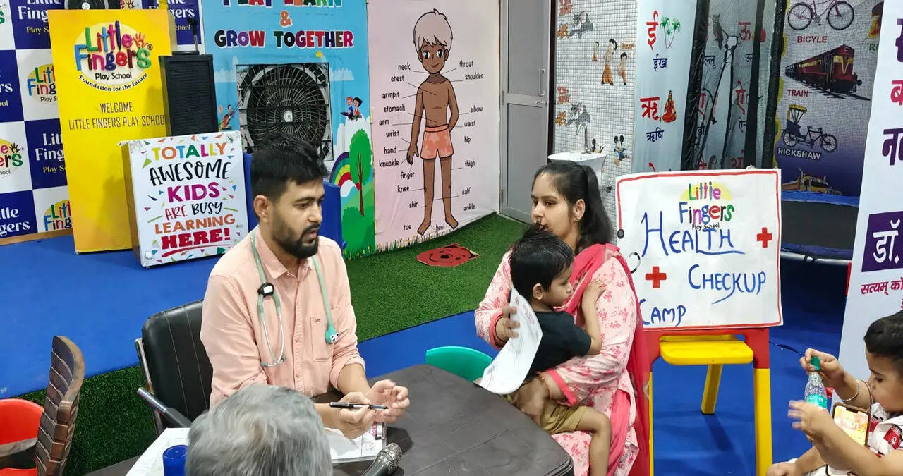 लिटिल फिंगर्स प्ले स्कूल में नि:शुल्क स्वास्थ्य जांच शिविर आयोजित, बच्चों के समग्र विकास पर दिया गया बल