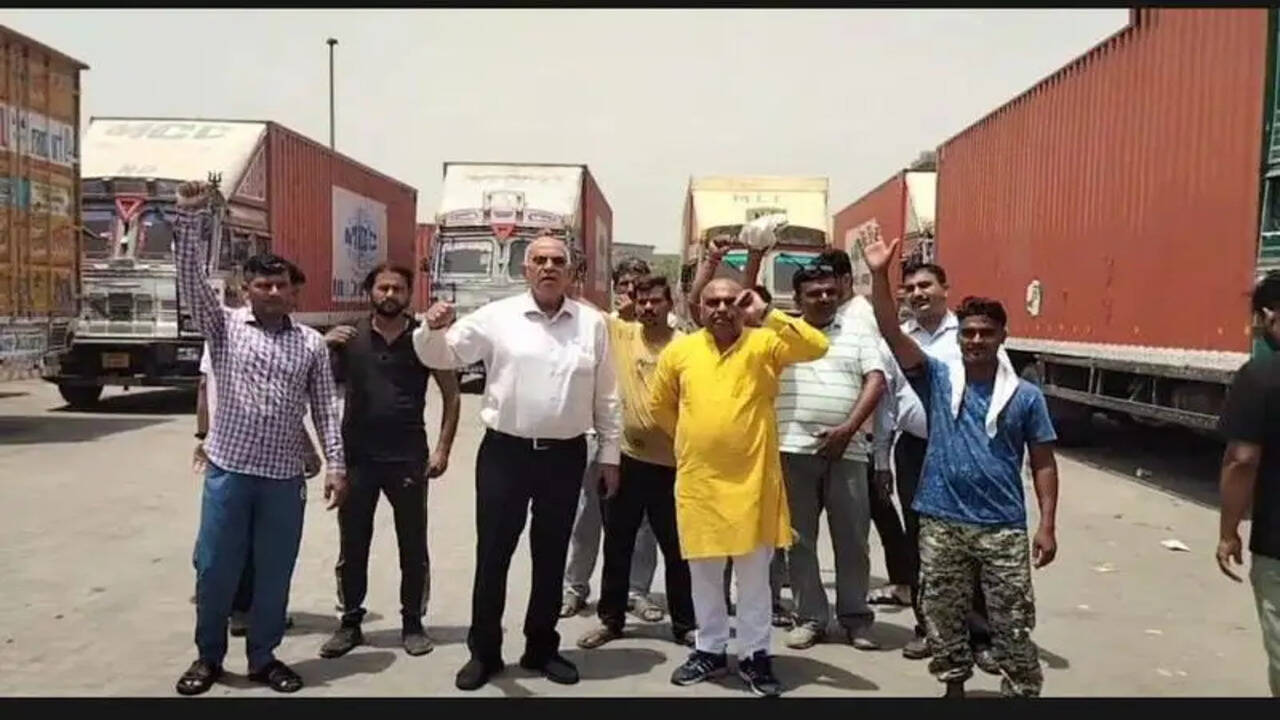 &nbsp;ग्रीन टैक्स के विरोध का अब पानीपत में भी दिखने लगा, ट्रकों का थमा पहिया