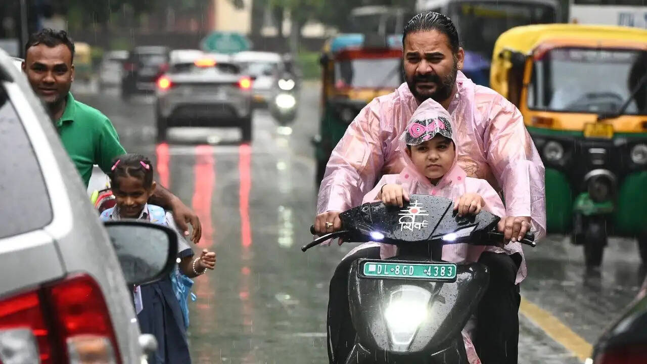 मौसम अपडेट : आज भी मैदानी इलाकों में शाम बाद और रात को हल्की बारिश/बूंदाबांदी संभव, कल से बड़े पैमाने पर बरसात की शुरूआत