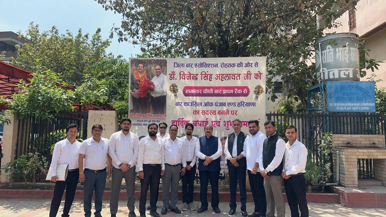 रोहतकः बार काउंसिल ऑफ पंजाब एंड हरियाणा के सदस्य डा. विजेंद्र अहलावत बार परिसर पहुंचे